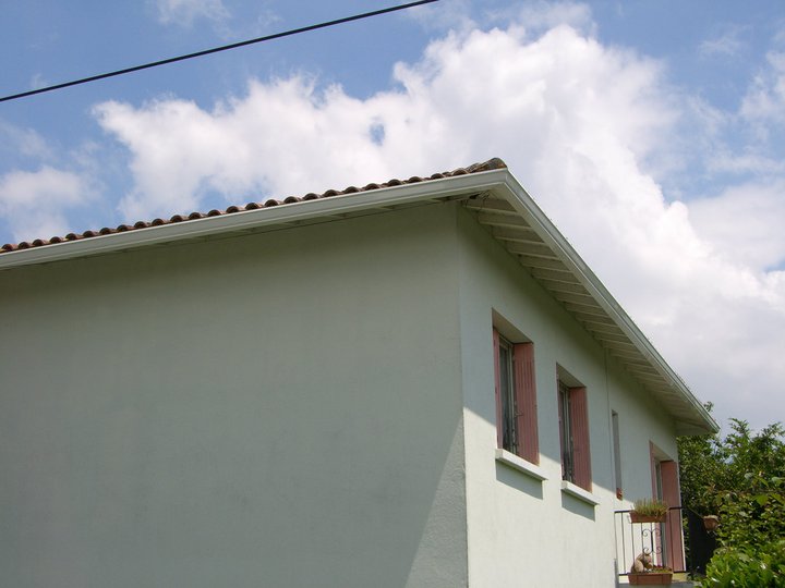 Maison neuve avec gouttières posées